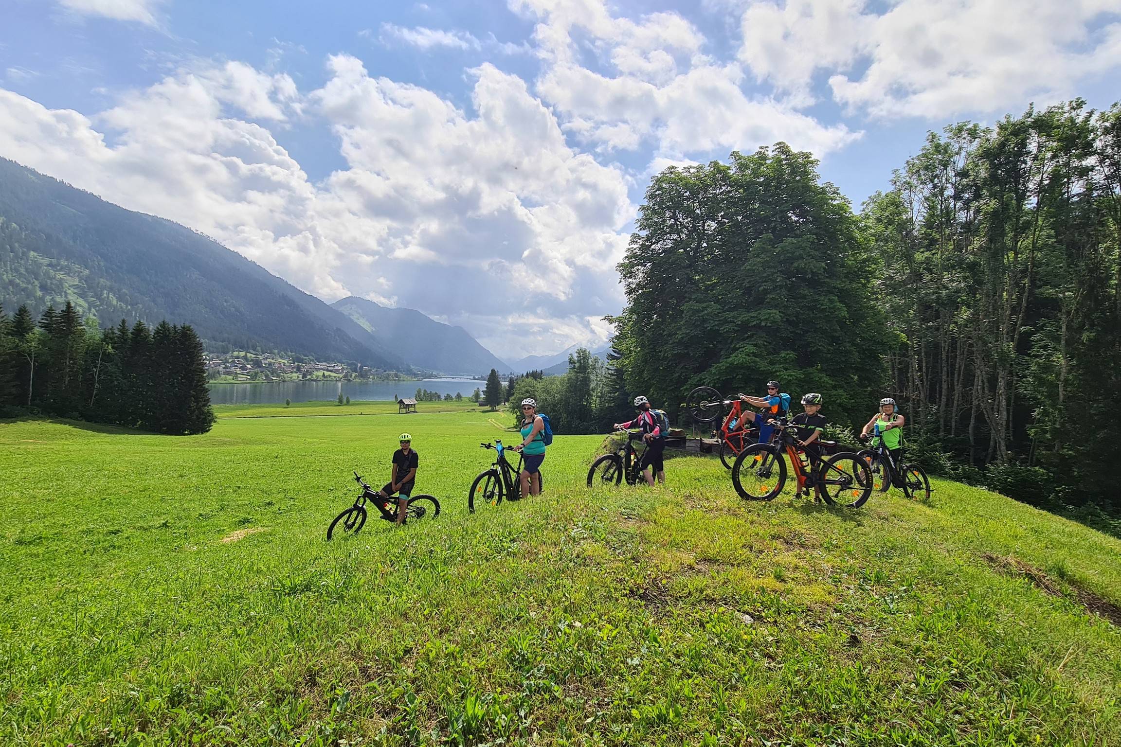 Radfahrer auf der Wiese