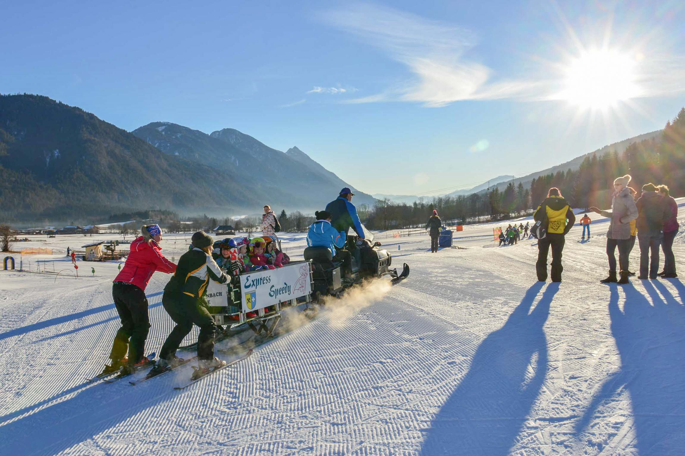 Personen die Skifahren lernen, auf der Piste